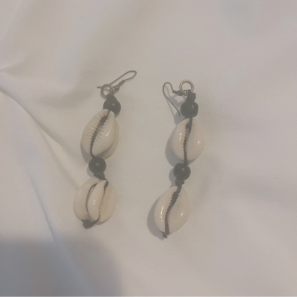 Cowrie Shell Earrings Cream Black - Picture 3 of 4